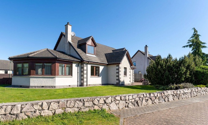 Aviemore Villa | Stunning private villa for 14 guests with WIFI, hot tub, TV, patio, pets allowed and parking