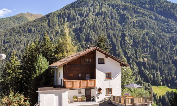 See House | Stunning private villa for 10 guests with WIFI, TV and balcony