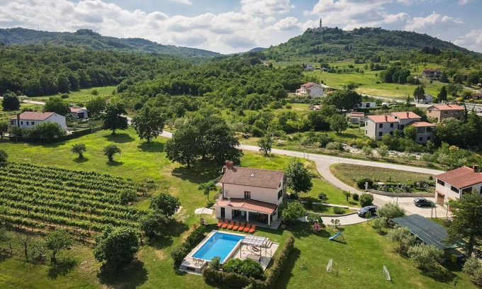 Pican House | Stunning private villa for 10 people with A/C, private pool, WIFI, TV, terrace and pets allowed