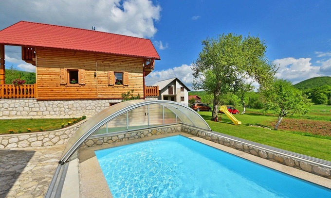 Krivi Put House | Stunning private villa for 5 people with WIFI, hot tub, A/C, pool, TV, terrace and panoramic view