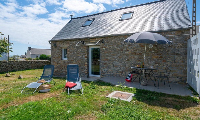 Plogoff House | Stunning private villa for 4 guests with TV, terrace and pets allowed