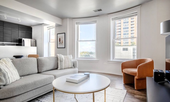 South Loop Apartment | Stunning South Loop 2BR nr L & Grant Park, by Blueground