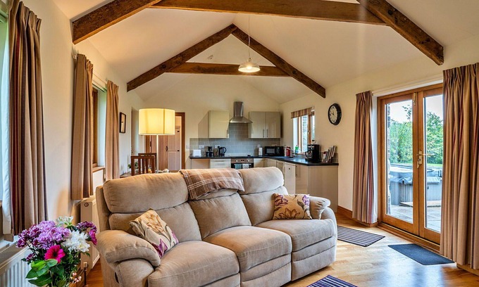 Liskeard House | Stunning villa for 2 guests with WIFI, hot tub, pets allowed and parking