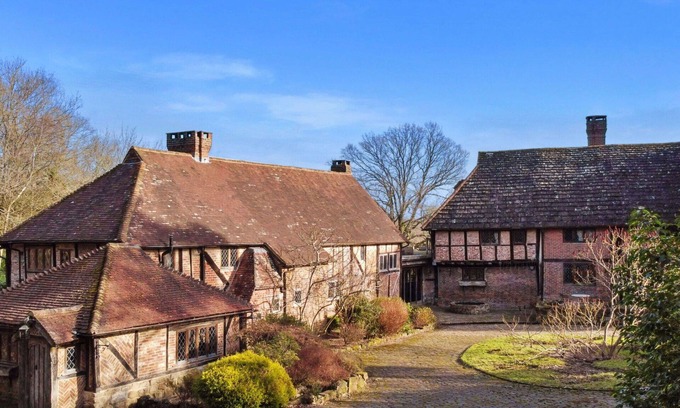 Crawley Down House | Stunning villa for 6 people with WIFI, hot tub and TV