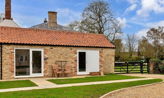 Thurlby House | Stunning villa for 2 people with WIFI, terrace and pets allowed