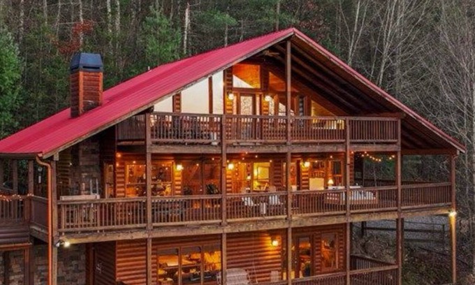 Mineral Bluff Cabin | Stunning YR mountain views 15 mins from it all with fireplaces, hot tub & pets!