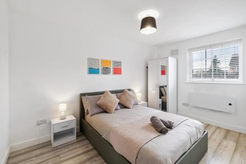 Tea Green Apartment | Stylish 1 Bed Apt 4 Min to Airport WiFi & Parking
