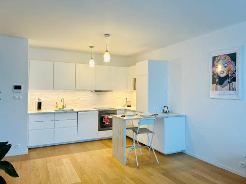 Nivy Apartment | Stylish 19th-Floor Klingerka Apartment with Stunning Castle Views & Free Parking