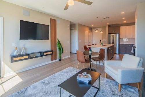 Orange Heights Apartment | Stylish 1BR Uptown Biltmore Gym Pool Parking WD