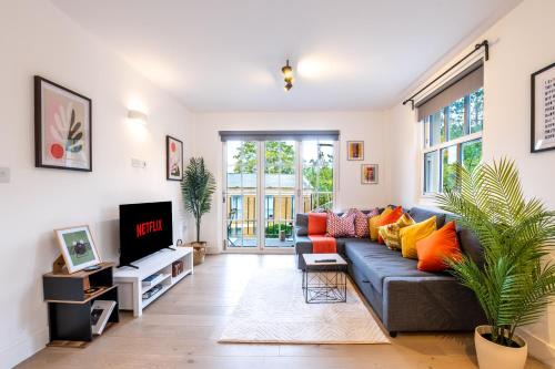 Turnham Green Apartment | Stylish 2BR Apartment With Balcony Next To Station