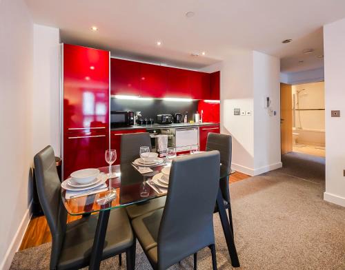 Bristol Floating Harbour Apartment | Stylish 2BR Flat - free parking - fast Wi-Fi