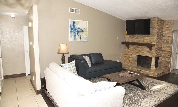 Plano House | π‘ Stylish 3BR Home in Plano with Backyard & Garage β Perfect Family Getaway!