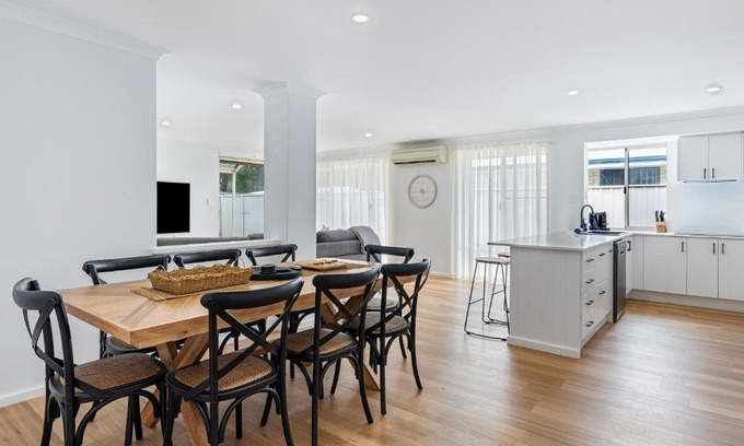 Geographe House | Stylish 5-Bedroom Home Geographe
