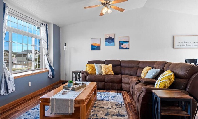 Summerset House | Stylish 5 BR- LG Fenced Backyard and Playground