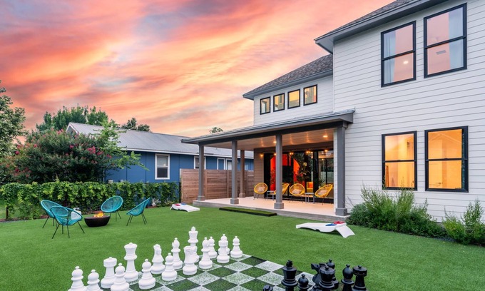 Chestnut House | Stylish 6BR Home 7 Minutes from Downtown—Sleeps 16