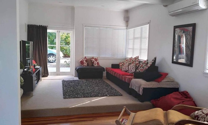 Hamilton East House | Stylish and handy to city and public transport