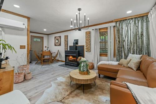 Caton House | Stylish Cabin with Hot Tub Games & More