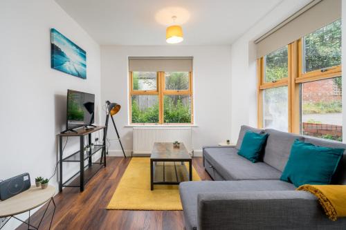 Watford Apartment | Stylish Central Watford 2 Bedroom and Sofa Bed Apartment with Free Parking
