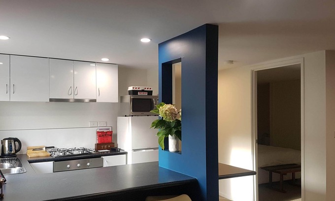 Howrah Apartment | Stylish, large apartment sleeps 4, Wifi, Off street Parking, Private Garden