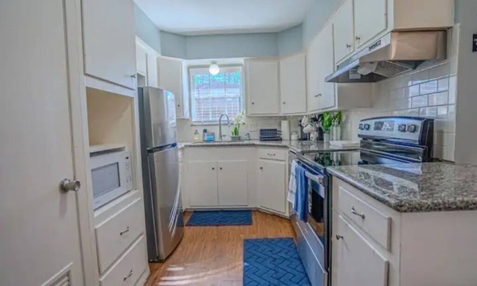 Westbury House | Stylish Living in Houston 2Bdrm/2Bath Sleeps 8