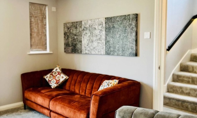 Colchester House | Stylish & Luxury Colchester Retreat with Parking