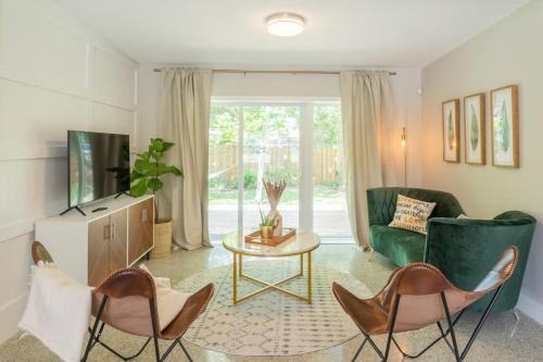 Dover Shores West House | Stylish Mid Century 3 Bedroom House Near Downtown
