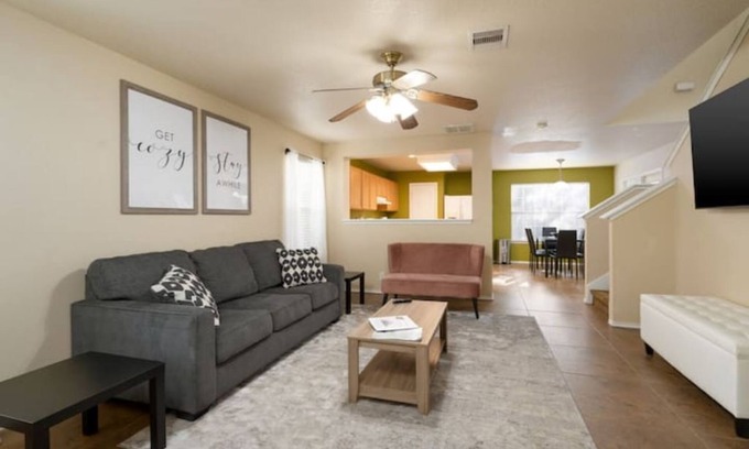 Maverick Creek House | Stylish, Pet Friendly | 6 Flags and La Cantera