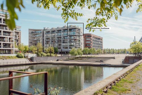 Kaiserlei Apartment | Stylish Riverfront Penthouse with Skyline View
