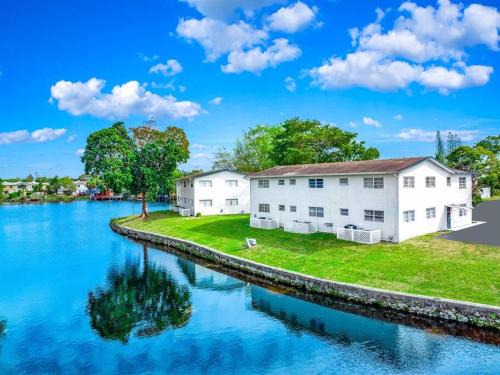 Survey Creek Apartment | Stylish - Water View Condo - Palm Wave Says
