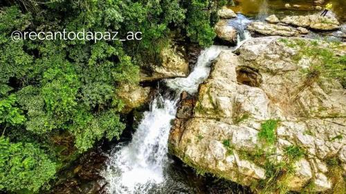 Antonio Carlos Cabin | Suíte com cachoeira no quintal