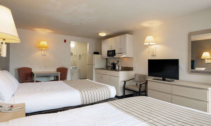 Mentor Hotel | Suburban Studios Mentor - Cleveland Northeast