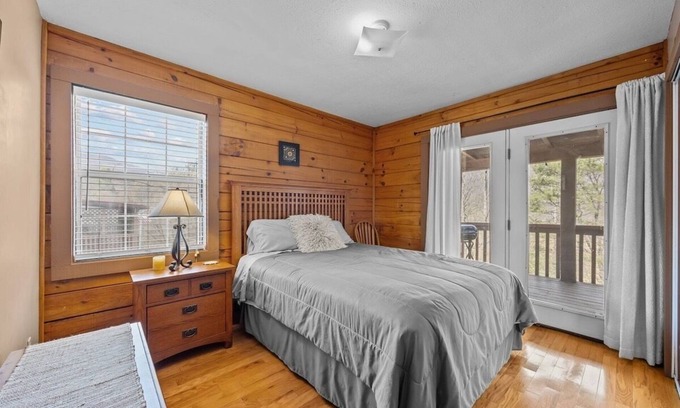 Mountain Springs Cabin | Sugar Creek Cabin - Cozy 3-bedroom cabin in the Mountains of Waynesville, NC