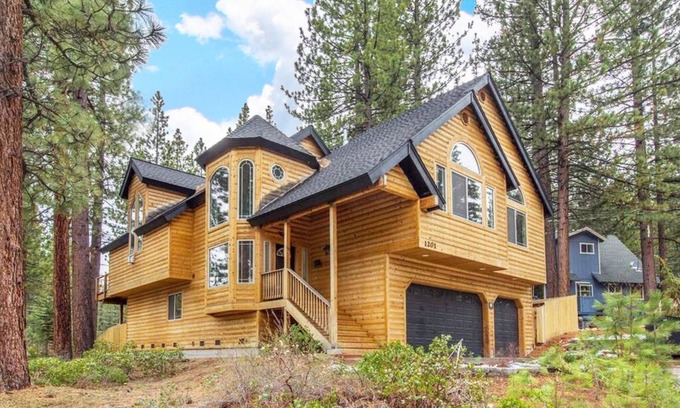 Pioneer Trail Ski Chalet | Sugar Pine Lodge: Hot Tub, Large Yard, Games