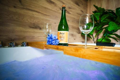Plouay Apartment | Suite romantique et fun en Bretagne - Balnéo privé, fléchettes et Billard