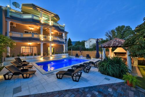 Kastela Apartment | SUMAN APARTMENT WITH SHARED SWIMMING POOL, 120m FROM THE BEACH