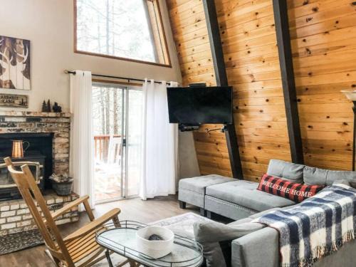 Arnold House | Summer Escape Chalet with Pool Access in BLS