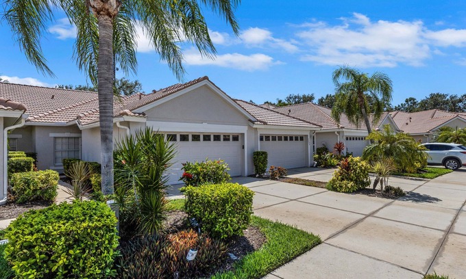 Venice Villa | Summer or fall retreat on golf course in Venice, Florida. 10 min from Beach.