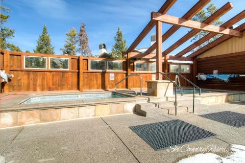 Four O'Clock Apartment | Sundowner T12 by Ski Country Resorts