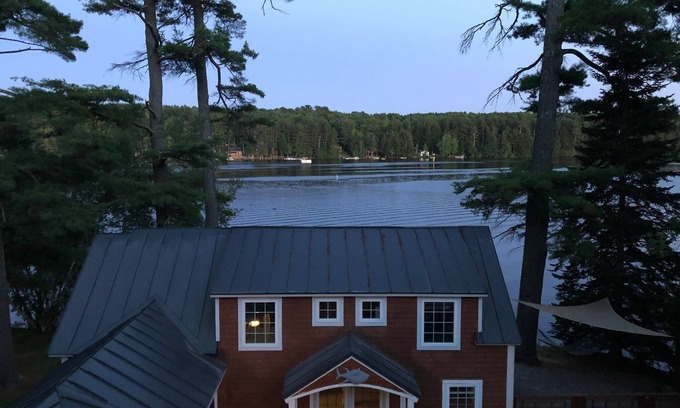 Oakland House | Sunny, spacious and updated lake cottage - amazing views & steps from the water!