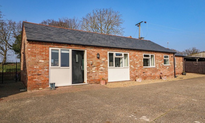 Blackborough End Cottage | SUNNYSIDE COTTAGE, family friendly, with a garden in King's Lynn