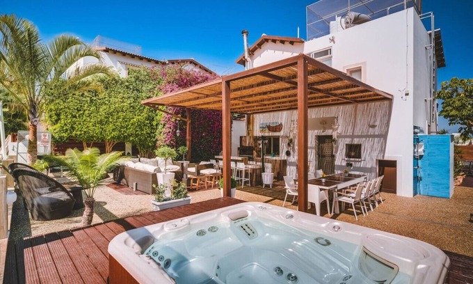 Cape Greko House | SunnyVillas: 4BR Villa☆Private Pool + Jacuzzi
