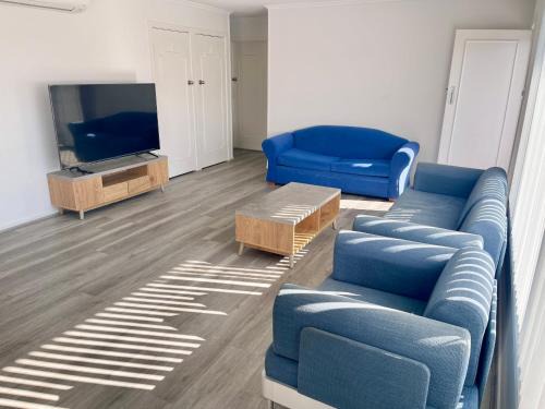 Surfers Paradise House | Sunrise Apt 2 - 3BR Family Stay Balcony -Pool View