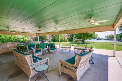 Kerens House | Sunrise Cove RC LLC Lakefront Home with 2 Casitas!