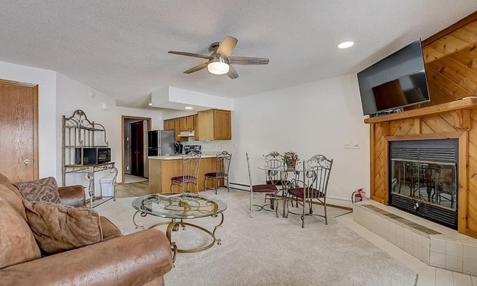 Lake Delton House | Sunrise Suites - Lakefront - Location Location