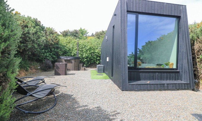 Gorey Cottage | SUNRISER, romantic, with hot tub in Ballymoney, County Wexford