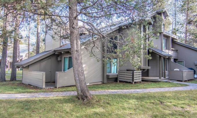 Tennis Village Condo | Sunriver Getaway with A/C, Patio & Spacious Loft