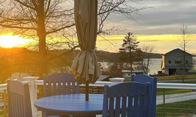 Senecaville House | Sunset & Lake View~Kayaks~SUPs~Fire Pit+wood~ Grill+propane~ 2 Bedroom en-suites