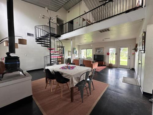 Nocona House | Sunset Oaks Retreat Events, Farm Animals & Views