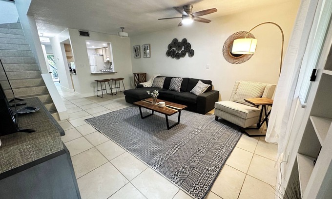 Royal Poinciana House | Sunset Serenity Townhouse in Hollywood Lakes