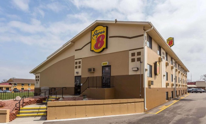 Janesville Hotel | Super 8 by Wyndham Janesville